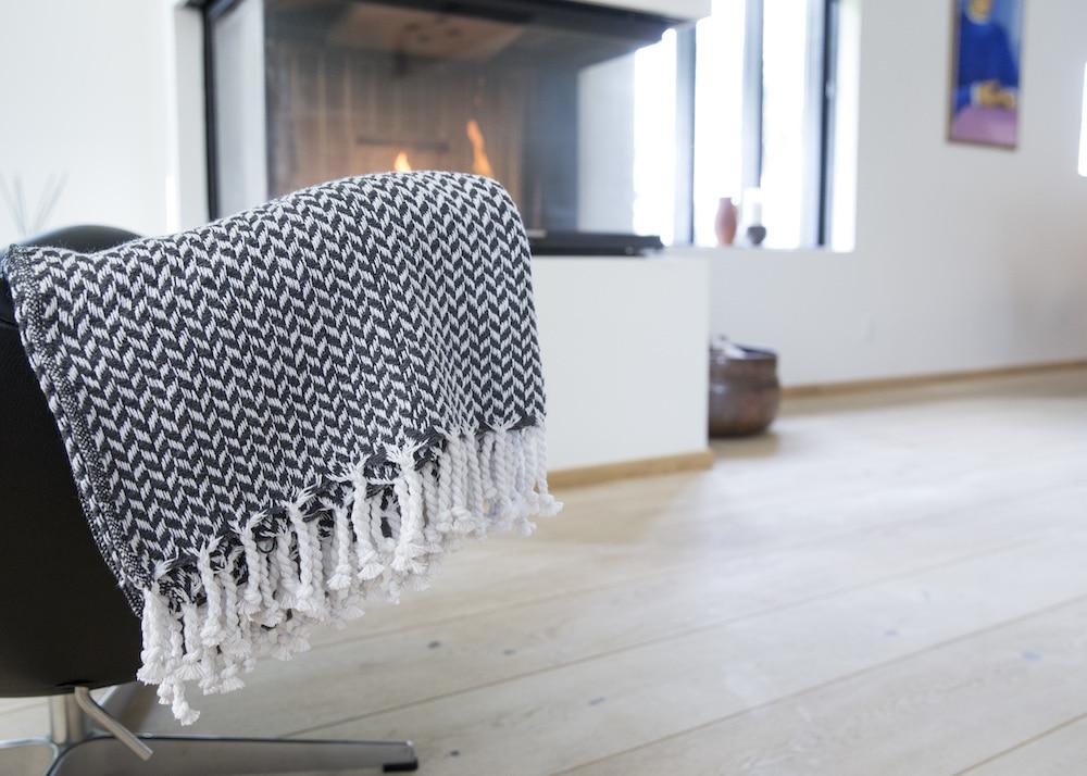 Pläd med fransar i 100% bomull – 135 x 200 cm.
