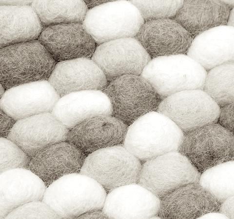 Bollmatta, handgjord i 100% ren ull grå / vit