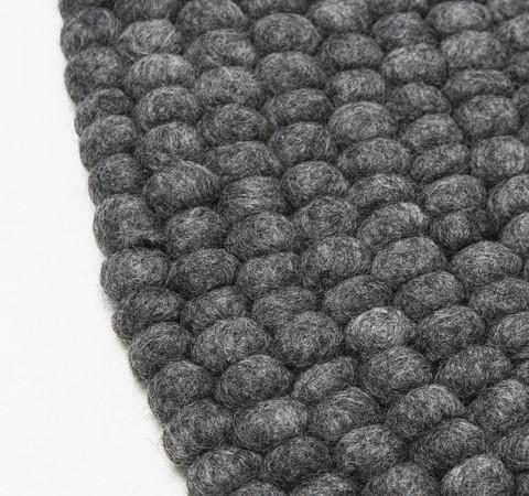 Bollmatta, handgjord i 100% ren ull - Mörkgrå