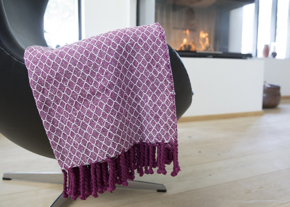 Pläd med fransar i 100% bomull – 135 x 200 cm.