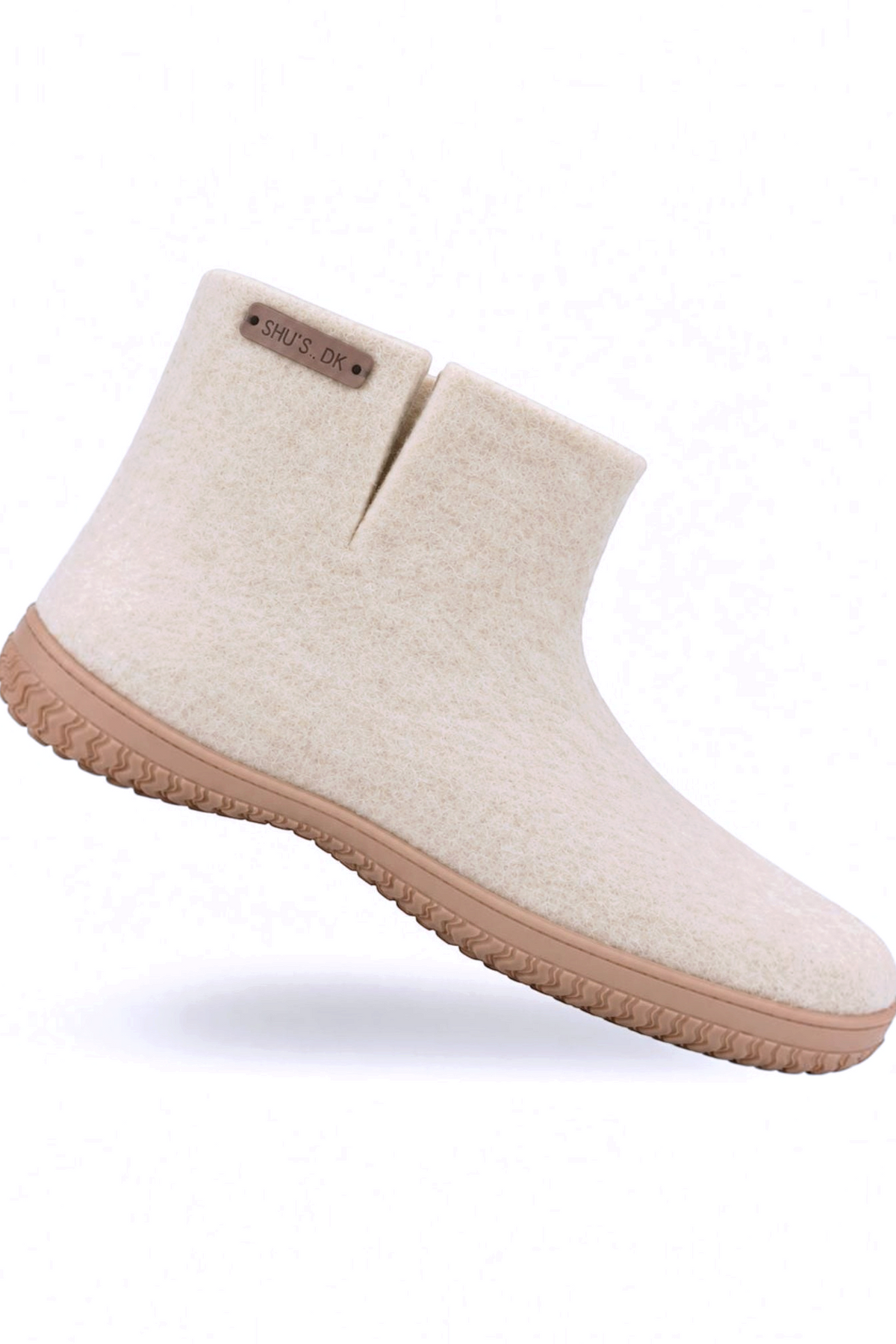 SHUS.dk beige uldstøvle med højt skaft og slidstærk gummisål, håndlavet i 100% ren uld fra New Zealand.