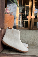 SHUS.dk beige håndlavet uldstøvle med højt skaft og slidstærk gummisål til indendørs brug